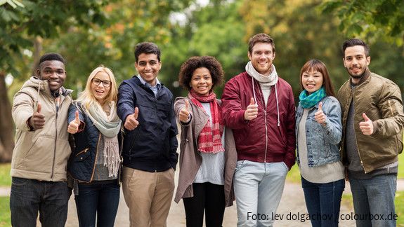 Mitbestimmung muss für jeden möglich sein. Junge Menschen halten den Daumen nach oben