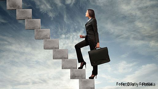Frau auf der Karrieretreppe