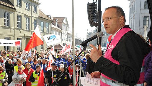Demonstranten in Schwerin fordern Respekt Demonstranten in Schwerin fordern Respekt